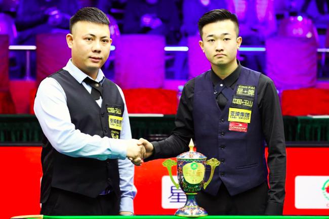 跳台边缘的 跳台边缘的